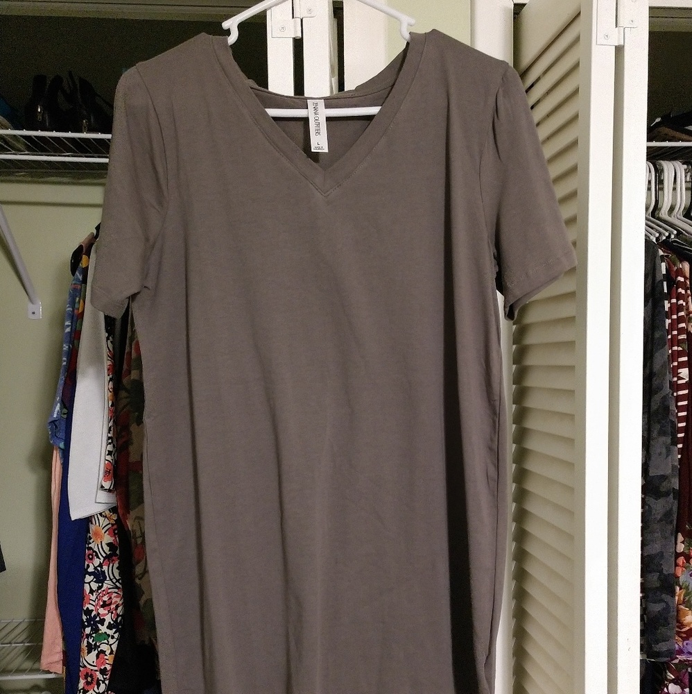 Short Sleeve V-Neck, NWOT, Ash Grey L